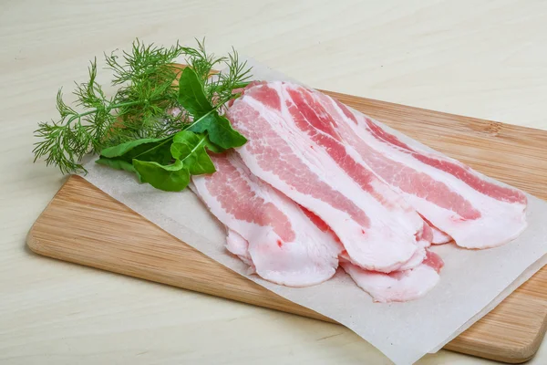 Roher Speck mit grünem Kraut — Stockfoto