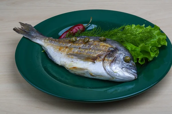 Dorado a la parrilla con ensalada — Foto de Stock