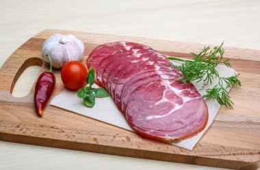 Otlar ile dilimlenmiş jambon