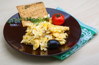 sahanda yumurta domates ile