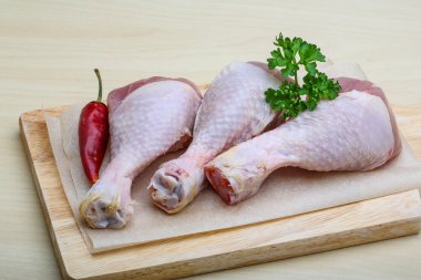 Çiğ tavuk bacağı.