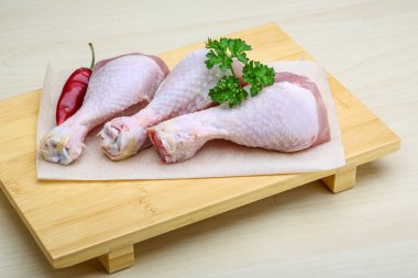 Çiğ tavuk bacağı.