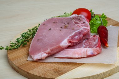 pişmemiş domuz biftek