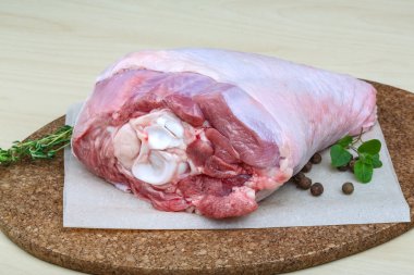 Çiğ hindi bacağı