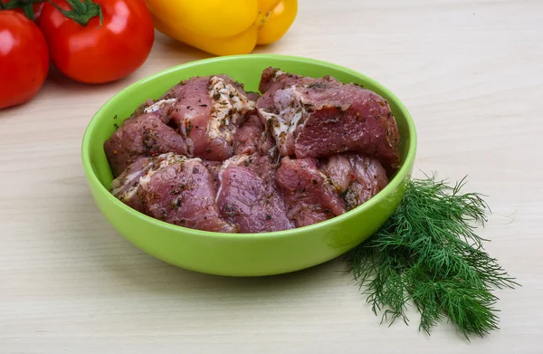 Surowe mięso marynowane na grill — Zdjęcie stockowe