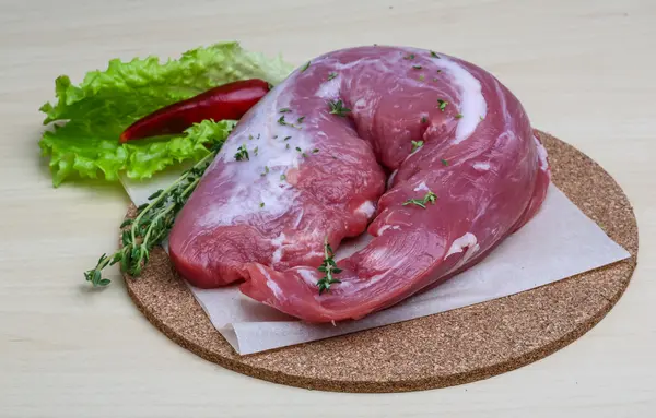Сырая свиная вырезка — стоковое фото