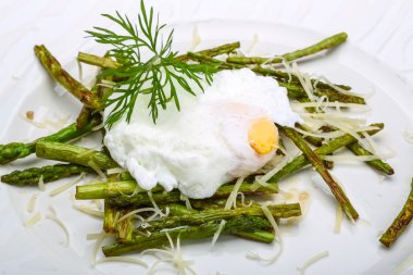 Benedict yumurta kuşkonmaz ile