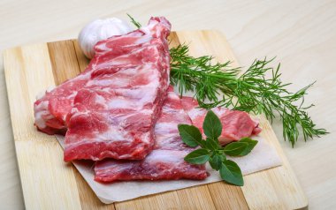 Çiğ domuz kaburgası