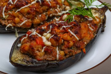 Kıyılmış et patlıcan dolması