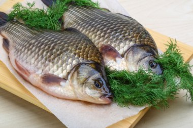 Dereotu ile iki crucians