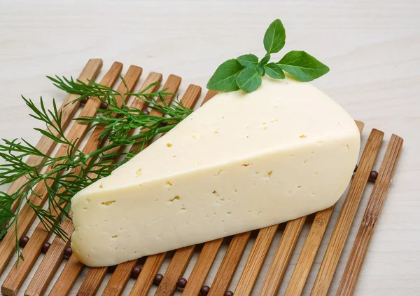 黄色奶酪配迷迭香 — 图库照片