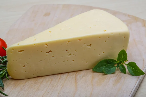 Žlutý sýr s rozmarýnem — Stock fotografie