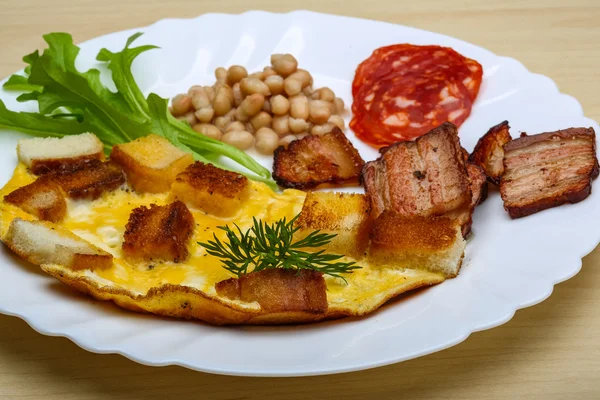 Frukost med ägg, bacon och bönor — Stockfoto