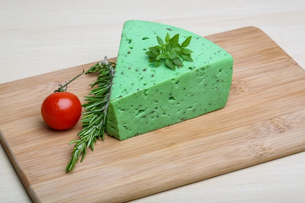 Grüner Pesto-Käse und Basilikumblätter — Stockfoto