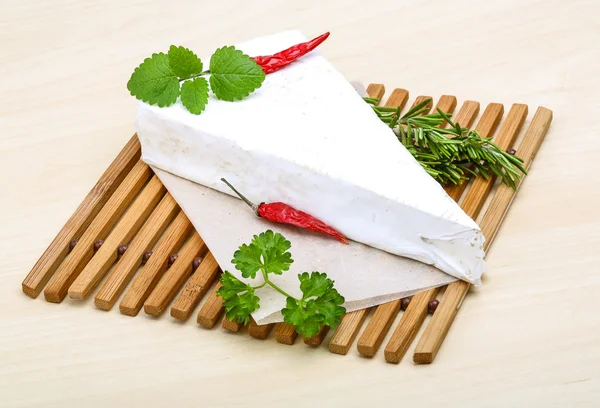 Brie morbido con rosmarino — Foto Stock
