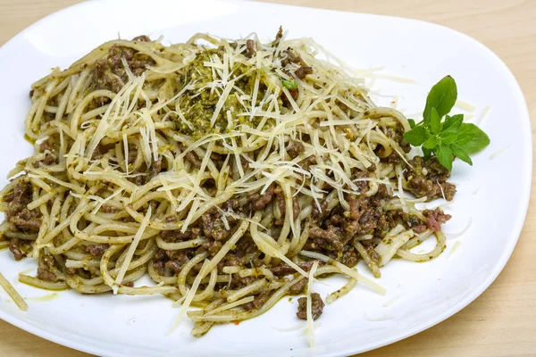 Sığır eti ve pesto makarna — Stok fotoğraf