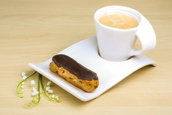 Caffè con profiterolo — Foto Stock