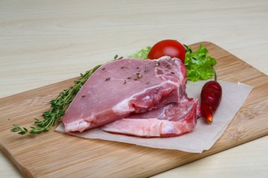 pişmemiş domuz biftek