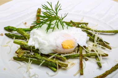 Benedict yumurta kuşkonmaz ile