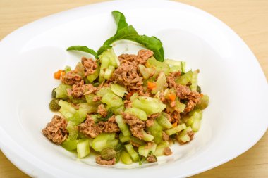 Ton balığı ve kereviz salatası