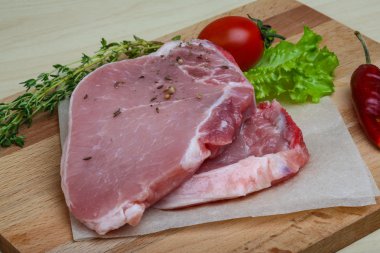 pişmemiş domuz biftek