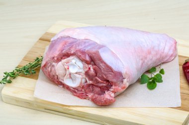 Çiğ hindi bacağı