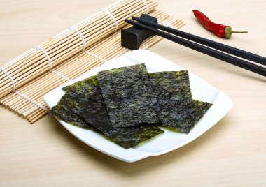Nori yaprak sopa ile
