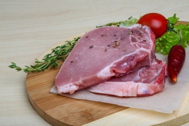 pişmemiş domuz biftek