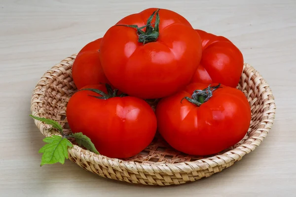Tomate im Korb — Stockfoto