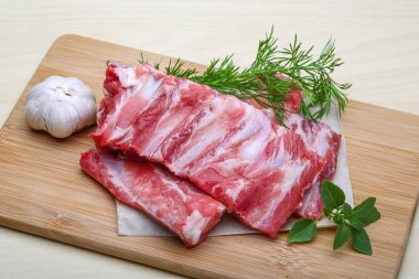 Çiğ domuz kaburgası