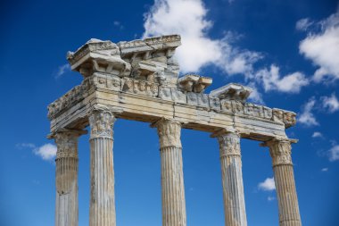 Apollo Tapınağı yan tarafta