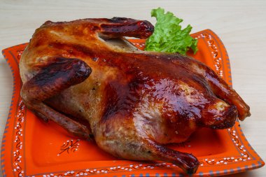 Kızarmış ördek salatası ile