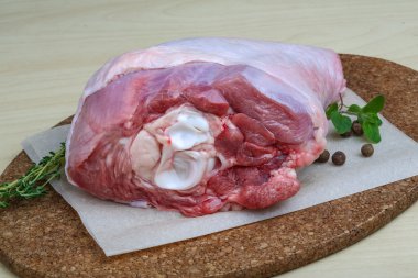 Çiğ hindi bacağı