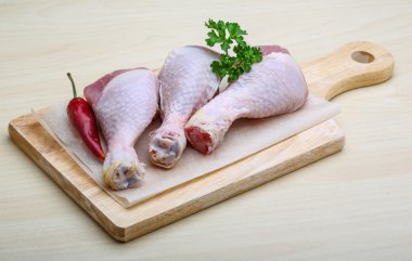 Çiğ tavuk bacağı.
