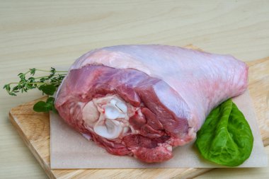 Çiğ hindi bacağı