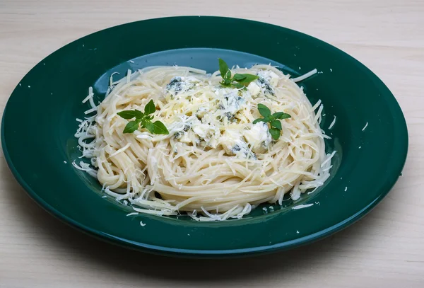 Pasta med ädelost och basilika — Stockfoto