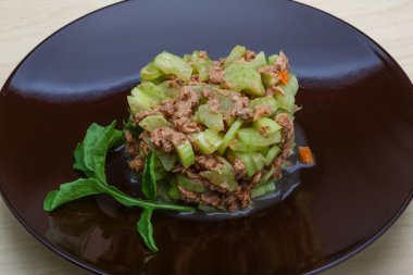 Ton balığı ve kereviz salatası