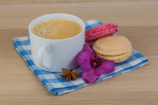 Capuccino with macaroons — Stock Photo, Image