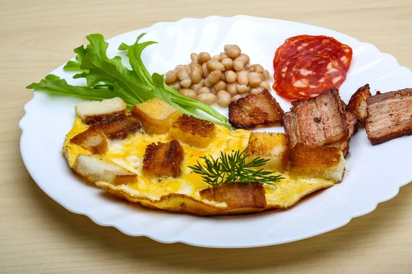 Desayuno con huevos, tocino y frijoles — Foto de Stock