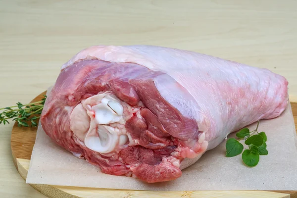 Raw turkey leg — Stock Photo, Image