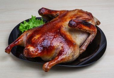 Kızarmış ördek salatası ile