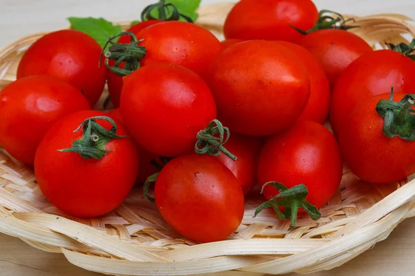 Tomates cerises dans le panier — Photo