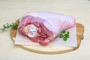 Çiğ hindi bacağı