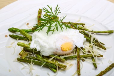 Benedict yumurta kuşkonmaz ile