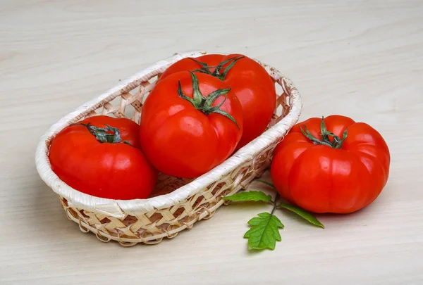 Tomaatti korissa — kuvapankkivalokuva