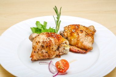 Kızarmış tavuk butları.