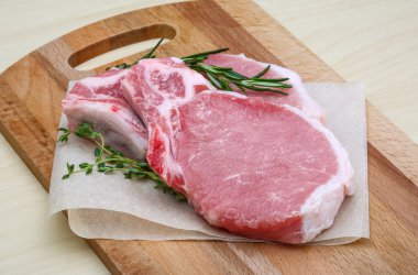 pişmemiş domuz biftek