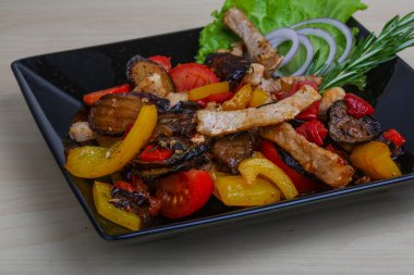 Sebzeli kızarmış domuz.