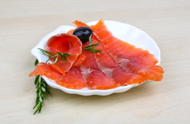 Rosemary ile Somon dilimlenmiş