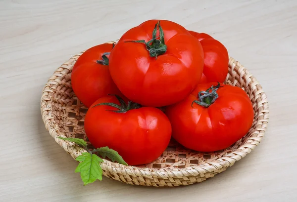 Rote Tomaten im Korb — Stockfoto
